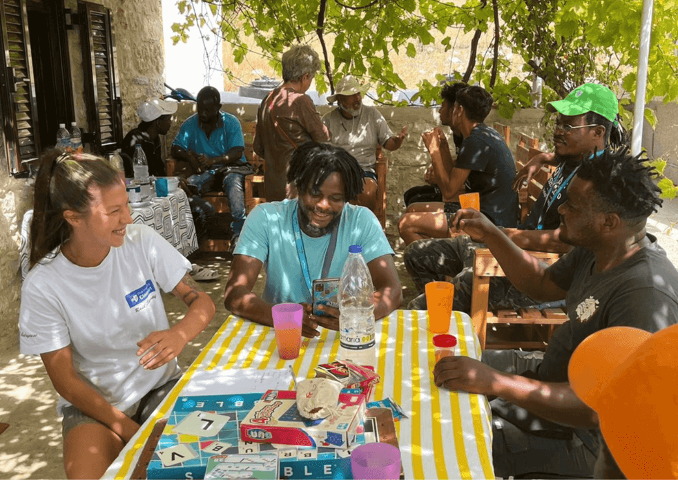 Maxine à La Maison d'AASIA On The Road avec des réfugiés / migrants / demandeurs d'asile sur l'île de Samos en Grèce
